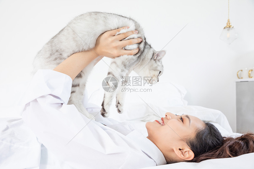 美女抱着宠物猫嬉戏图片