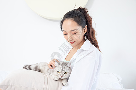 美女和宠物猫相伴图片