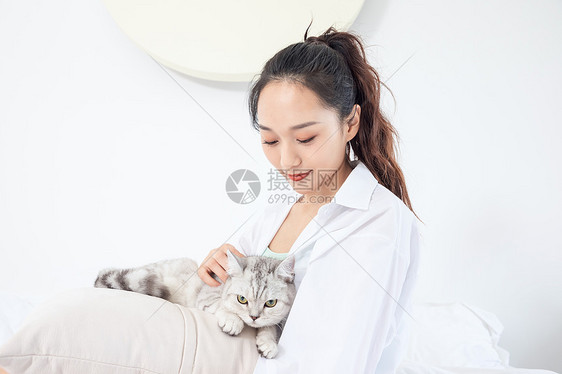 美女和宠物猫相伴图片