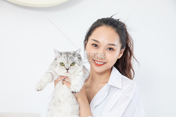 美女抱着宠物猫图片