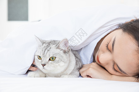 美女抱着宠物猫睡觉图片