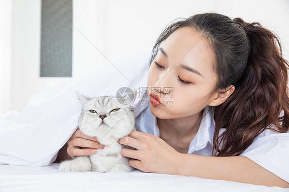 美女抱着宠物猫图片