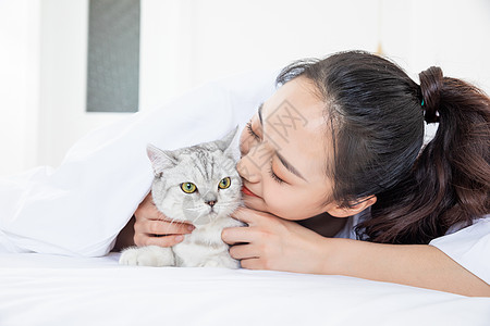 人抱猫美女抱着宠物猫背景