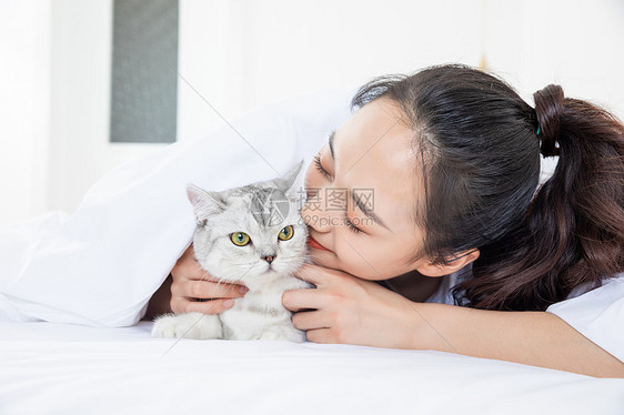 美女抱着宠物猫图片