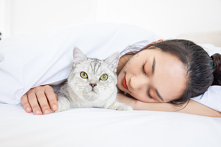 微笑美女睡觉美女抱着宠物猫睡觉背景