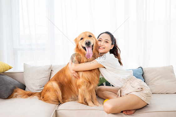 美女金毛犬宠物生活图片