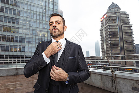 外国商务男模整理领带高清图片