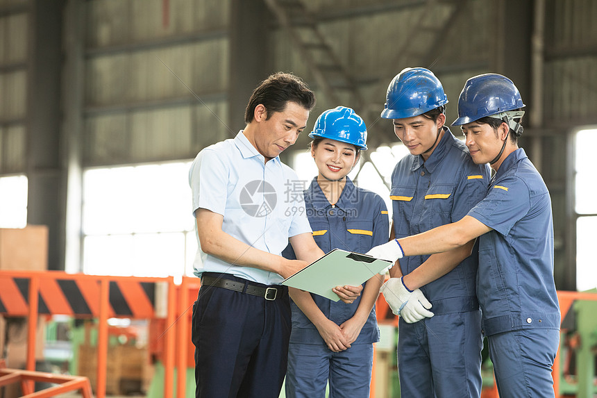 国企工人工程师和领导交谈图片