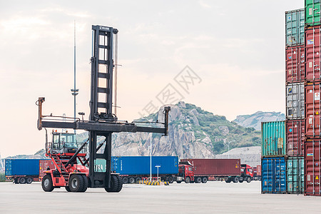 港口码头集装箱装卸叉车背景图片
