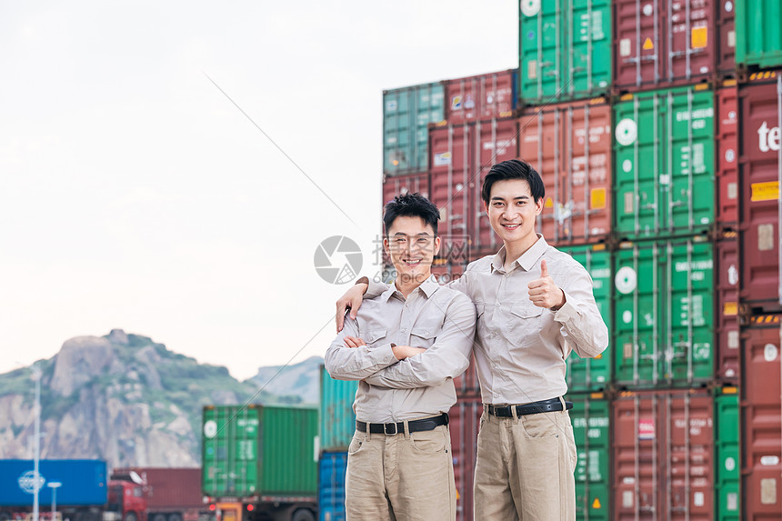 港口集装箱物流男性工人点赞图片