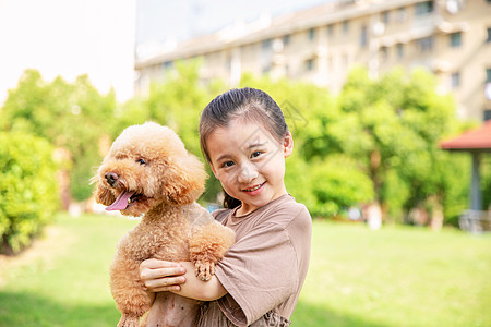 小女孩户外遛狗和狗玩耍图片