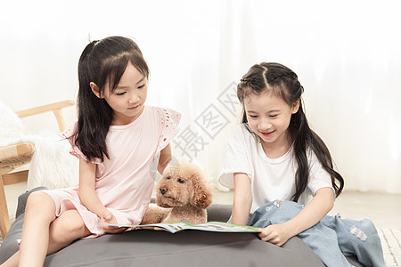 一起玩耍小女孩们和狗狗一起看书背景