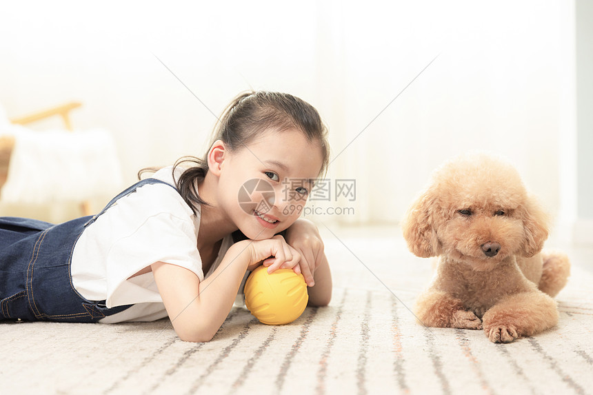 小女孩和狗狗玩耍图片