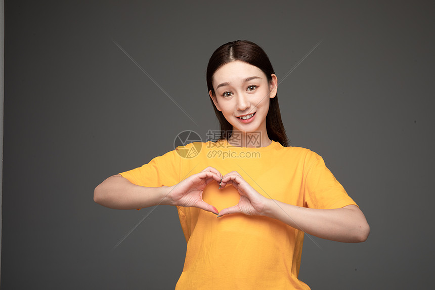 青年女性比心