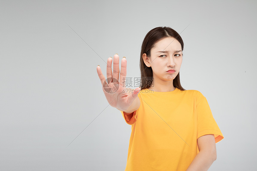 青年女性拒绝手势图片