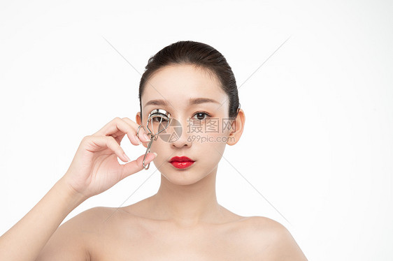 女性美妆夹眼睫毛图片