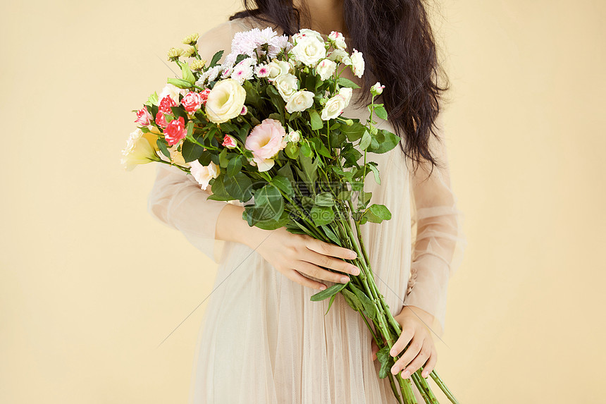 文艺清新女性手捧鲜花