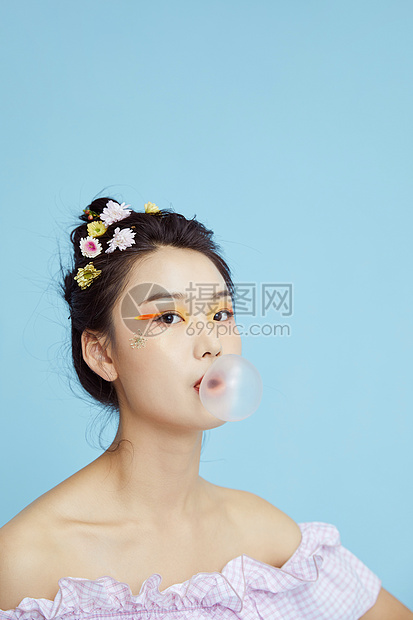 文艺鲜花女性吹泡泡图片