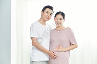 孕妇和丈夫居家生活图片