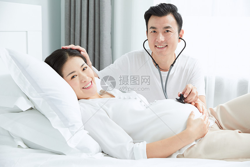 丈夫拿听诊器听孕妇老婆胎动图片