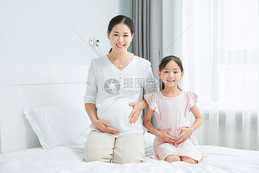 小女孩和孕妇妈妈图片