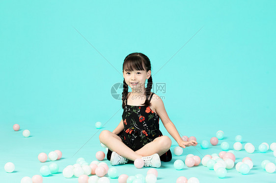 小女孩玩彩球图片