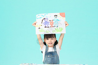 小女孩展示绘画作品图片