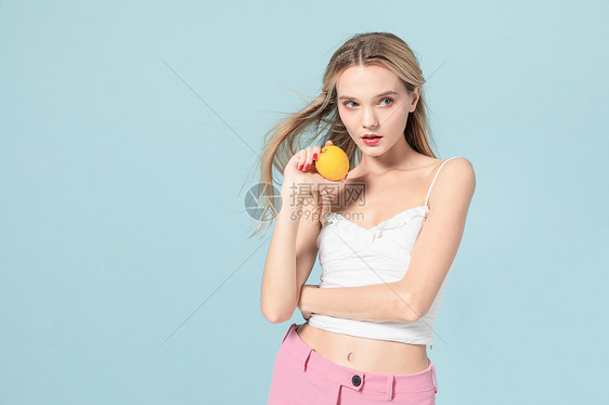 外国女模特手拿柠檬图片
