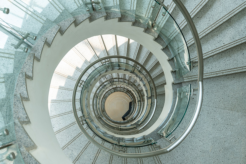 湖北经济学院漂亮的旋转楼梯图片