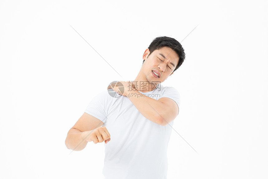 青年男性肩膀疼痛