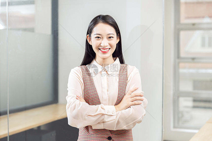 青年女性白领办公图片