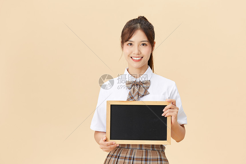 拿着小黑板的女学生图片