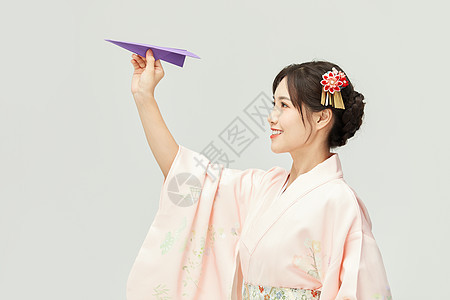 和服美女玩纸飞机图片