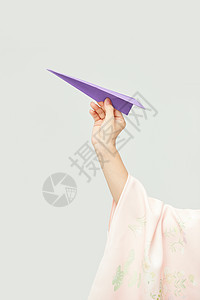 和服美女玩纸飞机图片