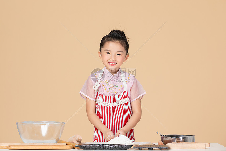 女孩做月饼图片