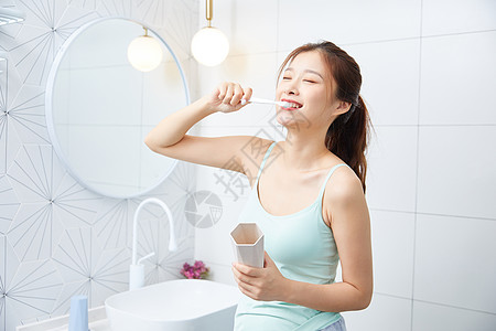 居家女性刷牙美女居家洗漱刷牙背景