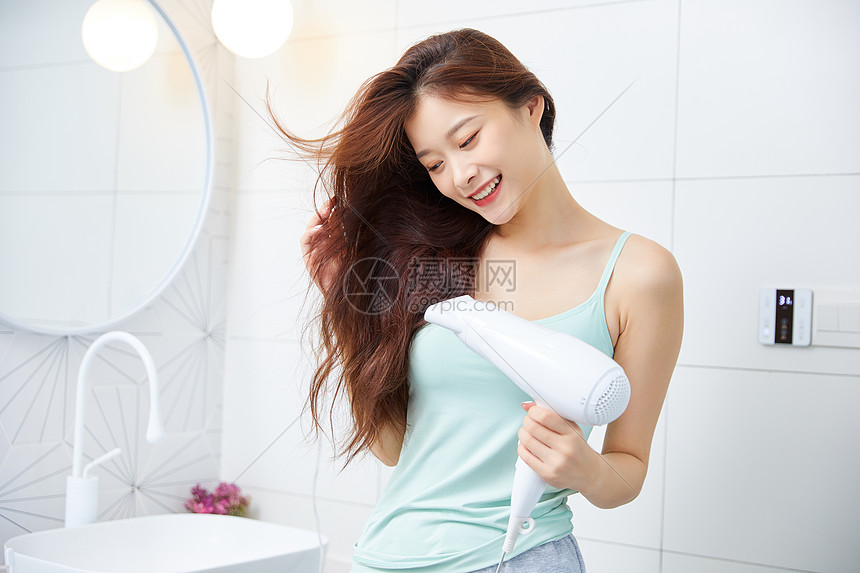 美女居家吹头发