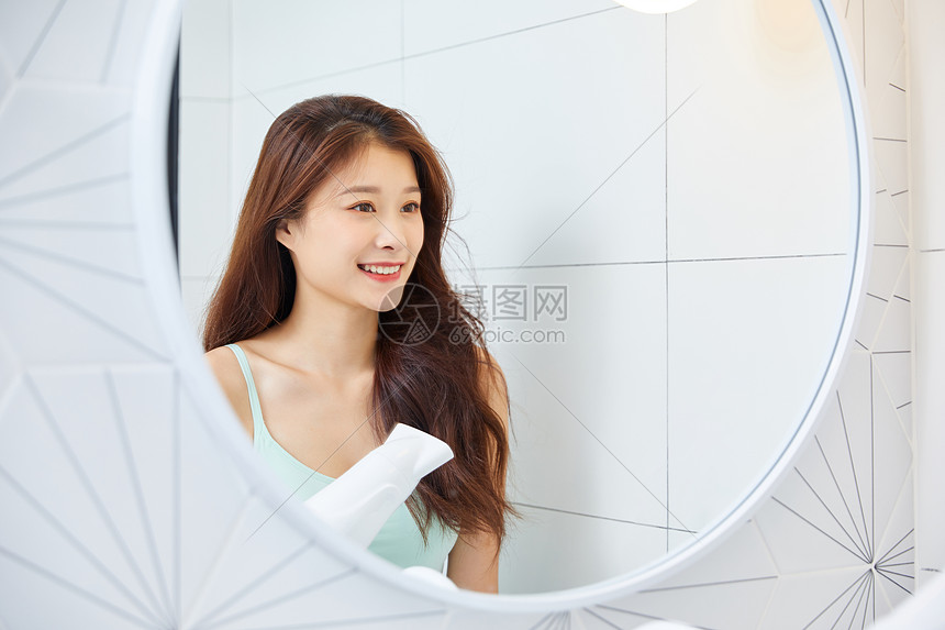 美女居家吹头发