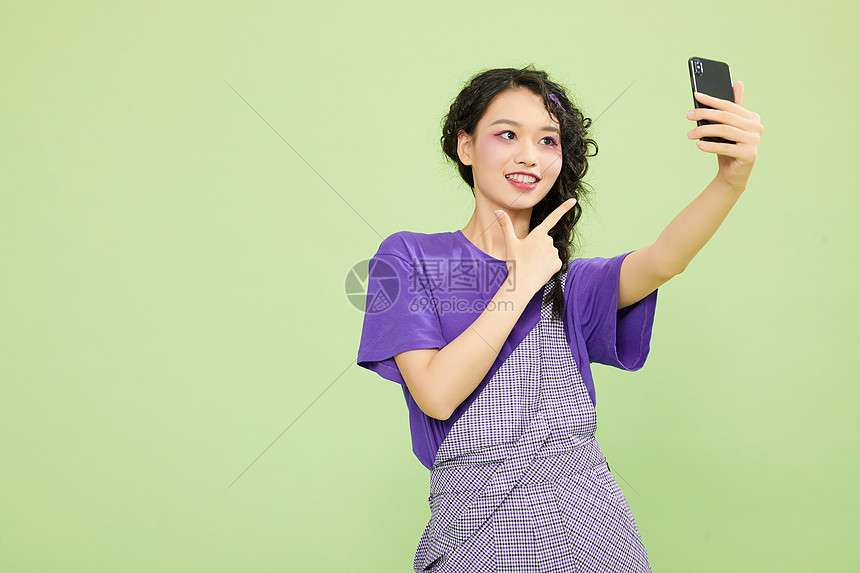 时尚潮流女性拿手机自拍图片