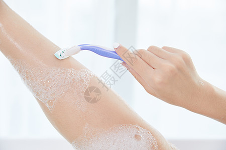 美女洗澡刮腿毛