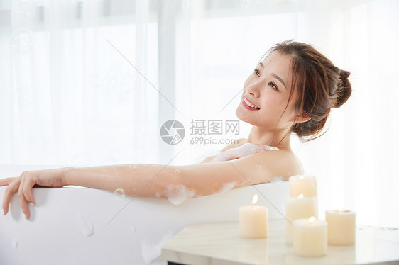 女性躺在浴缸里洗泡泡浴图片