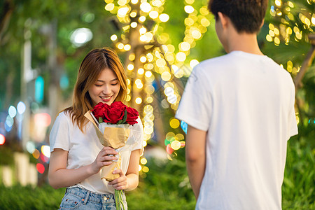 男孩送花给女孩情侣约会送花背景