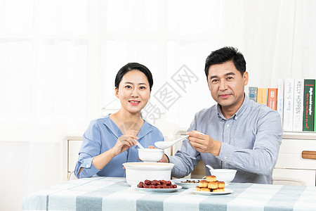 中年夫妻吃饭图片