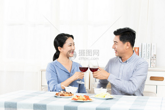 夫妻餐桌喝酒图片