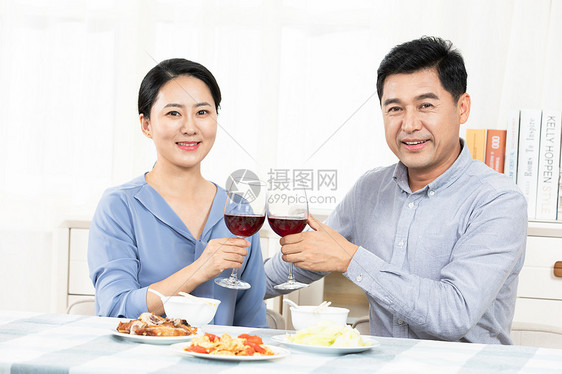 夫妻餐桌喝酒图片