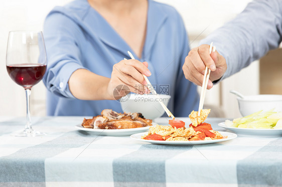 夫妻吃饭特写图片