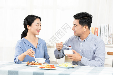 夫妻吃饭中产阶级高清图片