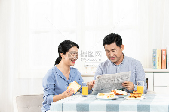 夫妻早餐看报纸图片