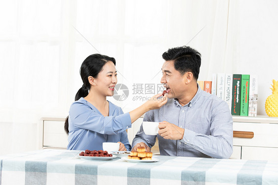 夫妻喂饭图片