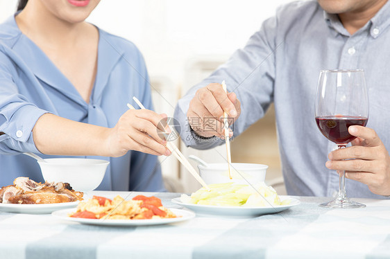 夫妻吃饭特写图片